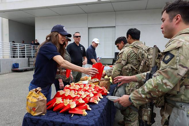 173 / 5,000크리스티 놈 미국 국토안보부 장관이 2025년 6월 12일 미국 캘리포니아주 로스앤젤레스 FBI 건물에서 주방위군에게 맥도날드 감자튀김을 제공하고 있다. /연합뉴스