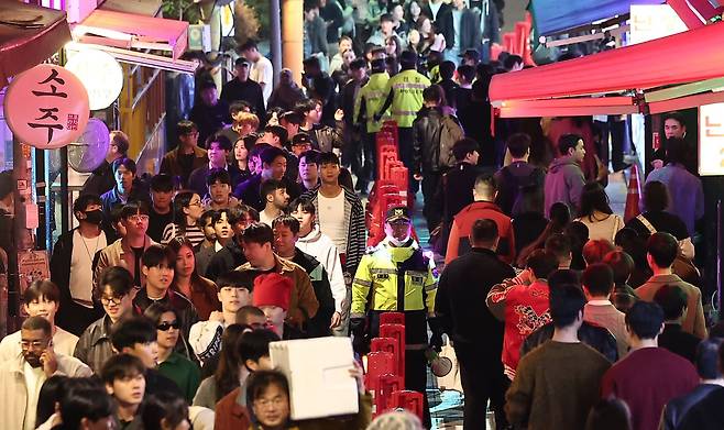 핼러윈 데이를 맞은 31일 서울 용산구 이태원 세계음식거리 일대에서 경찰들이 시민들의 통행을 안내하고 있다. /뉴스1