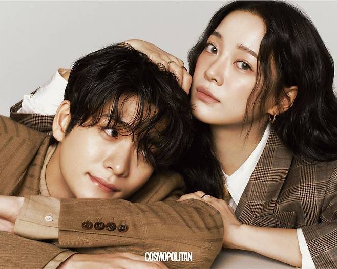 (강태오)재킷, 셔츠 모두 Eenk (김세정)재킷, 셔츠, 타이 모두 Amiri. 귀고리, 반지 스타일리스트 소장품.