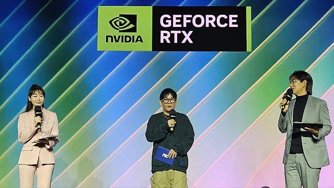 무대 이벤트에 참여한 엔씨소프트 이성구 부사장(가운데) (사진=게임동아)