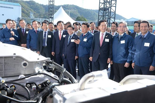 현대차 울산 수소연료전지 신공장 기공식에 참석한 주요 인사들이 현장에 설치된 수소연료전지를 활용한 수소 모빌리티 등 전시품에 대한 설명을 듣고 있다. 사진 앞줄 오른쪽부터 호세 무뇨스 현대차 대표이사 사장, 장재훈 현대차그룹 부회장, 김기현 국회의원, 김두겸 울산시장, 김성환 기후에너지환경부 장관 등. 울산=뉴시스