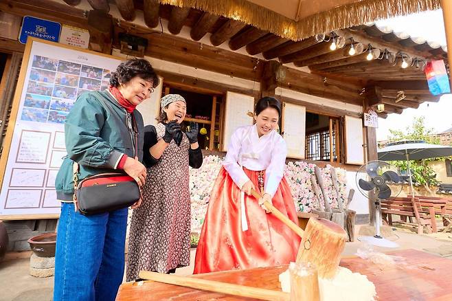 김혜경 여사가 30일 경북 경주 교촌마을을 방문해 떡메치기 체험을 하고 있다. 2025.10.30 대통령실 제공
