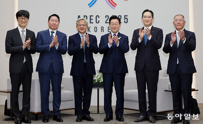 이재명 대통령이 31일 경북 경주화백컨벤션센터(HICO)에서 젠슨 황 엔비디아(NVIDIA) 대표를 접견하며 참석자들과 기념촬영을 하고 있다. 왼쪽부터 이해진 네이버 이사회 의장, 최태원 SK그룹 회장, 젠슨 황 엔비디아(NVIDIA) 대표, 이 대통령, 이재용 삼성전자 회장, 정의선 현대자동차그룹 회장. 경주= 송은석 기자 silverstone@donga.com