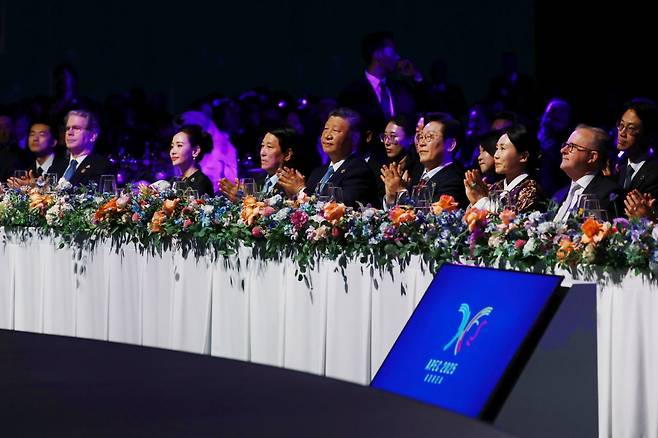 이재명 대통령과 시진핑 중국 국가주석이 31일 경북 경주시 라한셀렉트호텔에서 열린 2025 아시아태평양경제협력체(APEC) 정상회의 환영 만찬에서 문화 공연을 관람하고 있다. APEC 2025 KOREA 제공