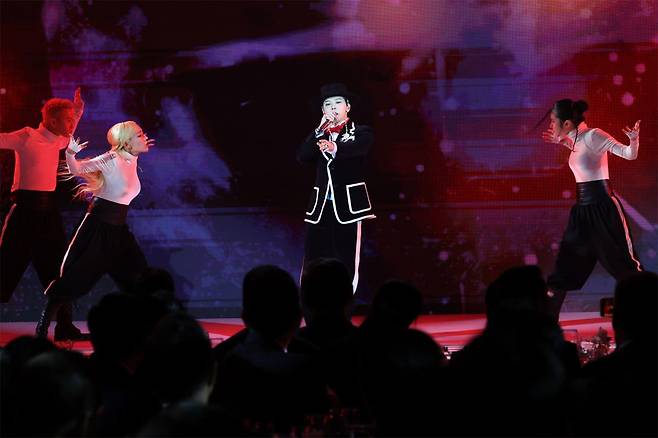 가수 지드래곤이 31일 경북 경주시 라한셀렉트호텔에서 열린 2025 아시아태평양경제협력체(APEC) 정상회의 환영 만찬에서 공연을 펼치고 있다. APEC 2025 KOREA 제공