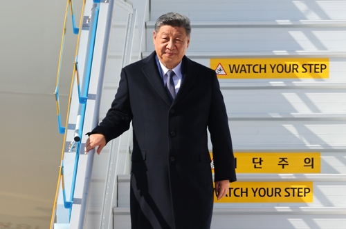 경주 APEC 정상회의 참석을 위해 국빈 방한한 시진핑 중국 국가주석이 30일 부산 김해국제공항에 도착해 전용기에서 내려오고 있다.    [연합뉴스]