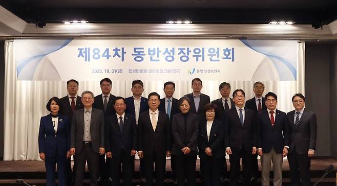 동아플레이팅 이오선 대표이사(왼쪽부터), 서울대학교 이봉의 교수, 서강대학교 김용진 교수, 중소벤처기업연구원 조주현 원장, 삼정엘리베이터 최강진 대표이사, 베비에르 마옥천 대표이사, 동반성장위원회 이달곤 위원장, 광명전기 이재광 대표이사, 이화여자대학교 김정연 교수, 화신 정서진 대표이사, 쉬엔비 강선영 대표이사, 남성레미콘 김영석 대표이사, 아이비리더스 정광천 대표이사, 고려대학교 김동헌 교수, 태성인터내셔널 허봉현 대표이사, 한양대학교 이병희 교수. 동반성장위원회 제공