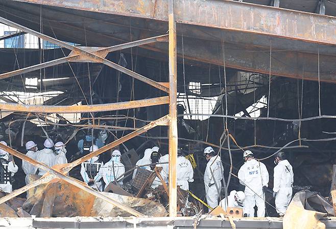 경찰과 소방 당국, 국립과학수사연구원, 고용노동부 등으로 구성된 합동감식단이 경기 화성시 리튬전지 제조 업체 '아리셀' 공장 화재 현장에서 합동 감식을 하고 있다. 2024.6.25 (ⓒ뉴스1, 무단 전재-재배포 금지)