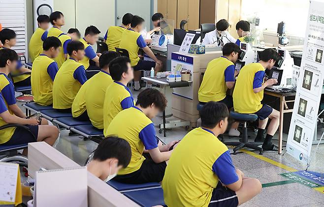 '2025년 부산·울산지역 병역판정검사'가 실시된 지난 1월 14일 부산 수영구 부산·울산지방병무청에서 입영 대상자들이 신체검사를 받고 있다.(사진=저작권자(c) 연합뉴스, 무단 전재-재배포 금지)