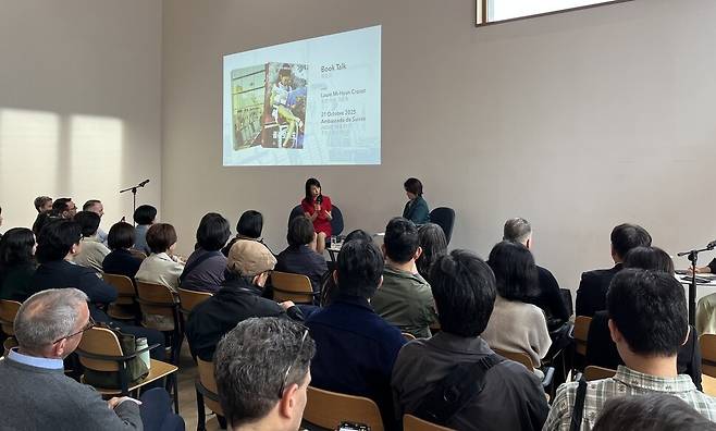 21일 주한스위스대사관에서 열린 북토크에서 로르 미현 크로제 작가가 이야기를 나누고 있다.