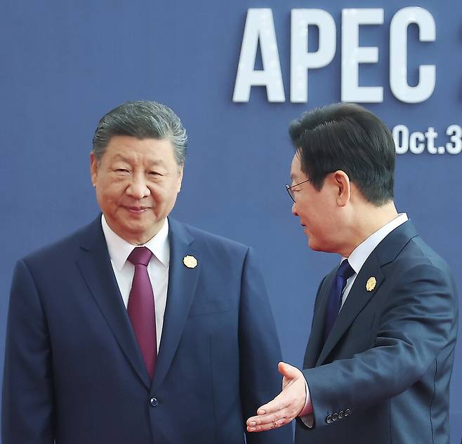 이재명 대통령이 31일 경주화백컨벤션센터(HICO)에서 열린 2025 아시아태평양경제협력체(APEC) 정상회의에 참석한 시진핑 중국 국가주석을 맞이하고 있다. 연합뉴스