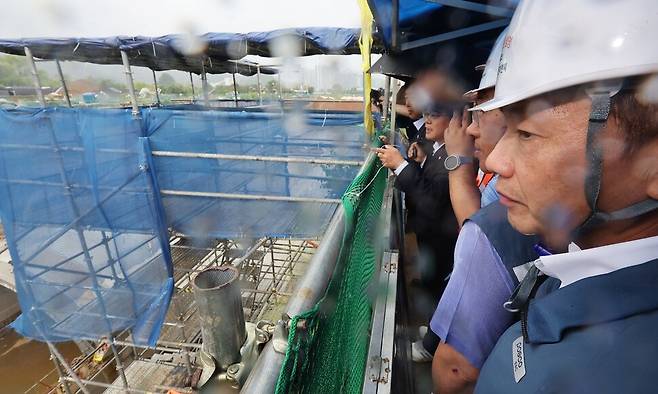 지난 8월6일 송치영 포스코이앤씨 사장이 작업자가 중상을 입고 의식불명에 빠진 사고가 발생한 경기도 광명시 포스코이앤씨 고속도로 건설공사 현장에서 더불어민주당 을지로위원회 위원들과 사고 현장을 살펴보고 있다. 연합뉴스