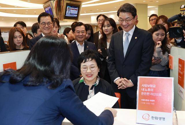 이억원 금융위원장이 30일 서울 중구 한화생명 시청 고객센터에서 사망보험금 유동화 출시일에 맞춰 준비상황을 점검하고 있다. 금융위원회 제공