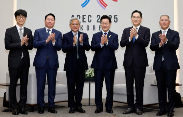 이재명 대통령이 31일 경북 경주화백컨벤션센터에서 젠슨 황 엔비디아 최고경영자와 한국 기업 총수들과 기념 촬영을 하고 있다. 왼쪽부터 이해진 네이버 의장, 최태원 SK그룹 회장, 황 CEO, 이 대통령, 이재용 삼성전자 회장, 정의선 현대차그룹 회장. 경주=왕태석 선임기자