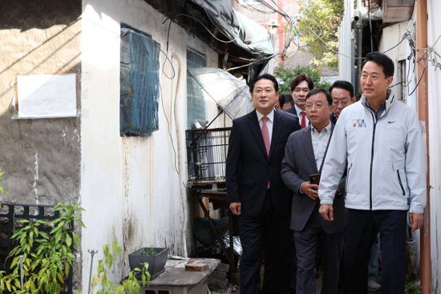 장동혁(왼쪽) 국민의힘 대표와 오세훈(오른쪽) 서울시장이 24일 서울 노원구 상계5 재정비촉진구역 현장을 점검하고 있다. 공동취재