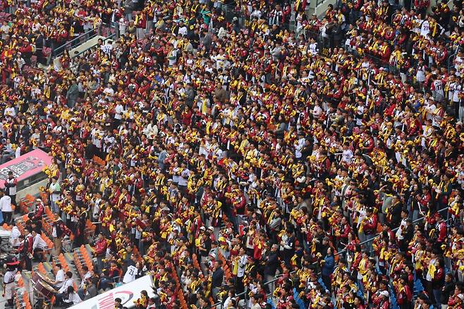 <yonhap photo-5507="">26일 서울 잠실야구장에서 열린 2025 프로야구 KBO리그 포스트시즌 한국시리즈 1차전 한화 이글스와 LG 트윈스의 경기에서 관중들이 응원전을 펼치고 있다. 한국야구위원회(KBO)는 이날 잠실구장에서 열린 2025 신한 SOL 뱅크 KBO 한국시리즈(KS·7전 4승제) 한화 이글스-LG 트윈스 1차전 입장권 2만3천750장이 모두 팔렸다고 밝혔다. 2025.10.26 [연합뉴스]</yonhap>