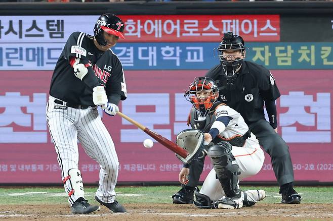 <yonhap photo-7106="">30일 대전한화생명볼파크에서 열린 2025 프로야구 KBO리그 포스트시즌 한국시리즈 4차전 LG 트윈스와 한화 이글스의 경기. 9회초 2사 2, 3루 LG 김현수가 역전을 만드는 2타점 적시타를 치고 있다. <저작권자 ⓒ 1980-2025 ㈜연합뉴스. 무단 전재 재배포 금지, AI 학습 및 활용 금지></yonhap>