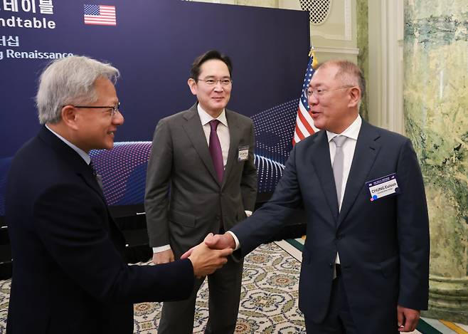 <yonhap photo-1915="">이재용 삼성전자 회장, 정의선 현대차그룹 회장, 젠슨 황 엔비디아 CEO. 연합뉴스&nbsp;</yonhap>