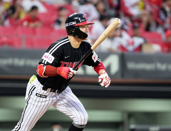 <yonhap photo-4288=""> 타격하는 박해민 (광주=연합뉴스) 조남수 기자 = 23일 광주기아챔피언스필드에서 열린 프로야구 LG 트윈스와 KIA 타이거즈의 경기. LG 박해민이 6회초에 타격하고 있다. 2025.7.23 iso64@yna.co.kr/2025-07-23 19:49:47/ <저작권자 ⓒ 1980-2025 ㈜연합뉴스. 무단 전재 재배포 금지, AI 학습 및 활용 금지></yonhap>