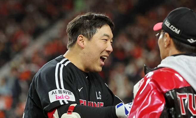 <yonhap photo-5476=""> '만점활약' 김현수 (대전=연합뉴스) 김준범 기자 = 31일 대전한화생명볼파크에서 열린 2025 프로야구 KBO리그 포스트시즌 한국시리즈 5차전 LG 트윈스와 한화 이글스의 경기. 8회초 무사 1루 때 안타를 치고 출루한 LG 김현수가 대주자로 교체되며 밝은 표정을 짓고 있다. 2025.10.31 psykims@yna.co.kr/2025-10-31 21:16:59/ <저작권자 ⓒ 1980-2025 ㈜연합뉴스. 무단 전재 재배포 금지, AI 학습 및 활용 금지></yonhap>