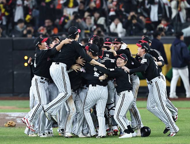 <yonhap photo-5552=""> 영광의 순간 (대전=연합뉴스) 김인철 기자 = LG 트윈스 선수들이 31일 대전한화생명볼파크에서 열린 2025 프로야구 KBO리그 포스트시즌 한국시리즈 한화 이글스와의 5차전에서 승리하며 통합 우승을 차지한 뒤 기뻐하고 있다. 2025.10.31 yatoya@yna.co.kr/2025-10-31 21:45:01/ <저작권자 ⓒ 1980-2025 ㈜연합뉴스. 무단 전재 재배포 금지, AI 학습 및 활용 금지></yonhap>