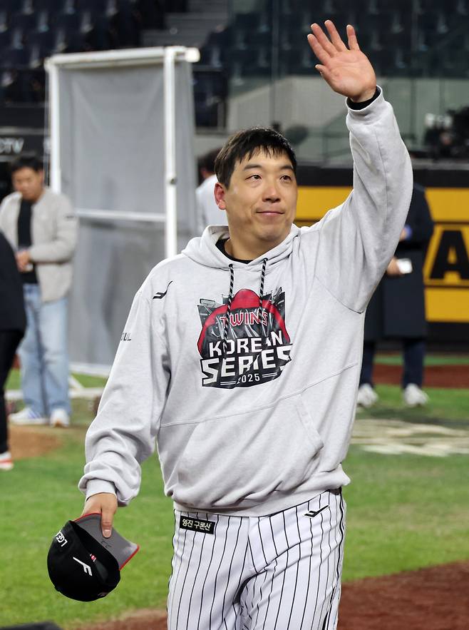 <yonhap photo-7237="">(대전=연합뉴스) 김준범 기자 = 30일 대전한화생명볼파크에서 열린 2025 프로야구 KBO리그 포스트시즌 한국시리즈 4차전 LG 트윈스와 한화 이글스의 경기에서 승리한 LG 김현수가 관중에게 인사하고 있다. <저작권자 ⓒ 1980-2025 ㈜연합뉴스. 무단 전재 재배포 금지, AI 학습 및 활용 금지></yonhap>