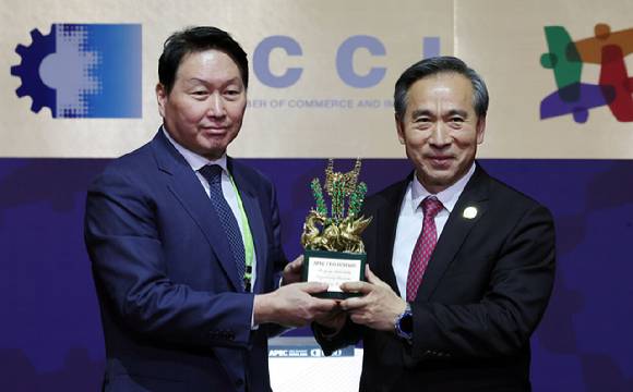 최태원 대한상공회의소 회장이 31일 경북 경주 예술의전당에서 열린 아시아태평양경제협력체(APEC) 최고경영자(CEO) 서밋 폐회식 및 인계식에서 런 홍빈 중국 국제무역촉진위원회 회장에게 의사봉을 인계하고 있다.[사진=연합뉴스]