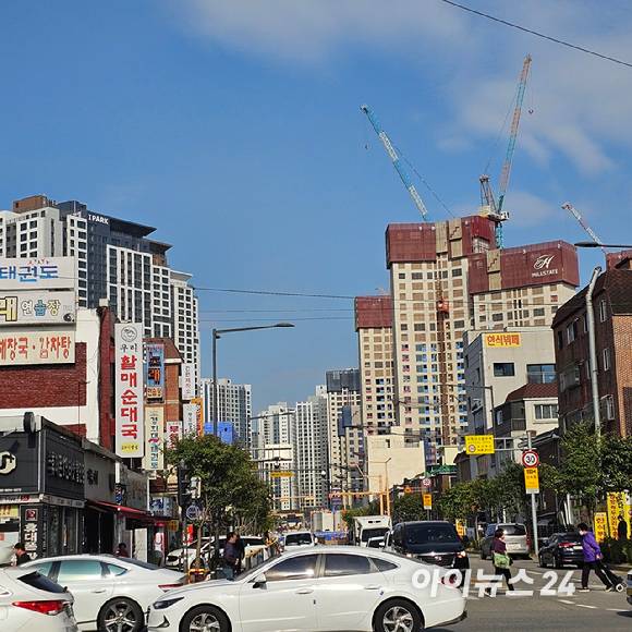 '힐스테이트 광명11(가칭)' 공사현장 인근에서 바라본 '광명센트럴아이파크(광명R4구역)'과 '광명자이힐스테이트SK뷰(광명R5구역)' 전경. 2025.10.29 [사진=이효정 기자]