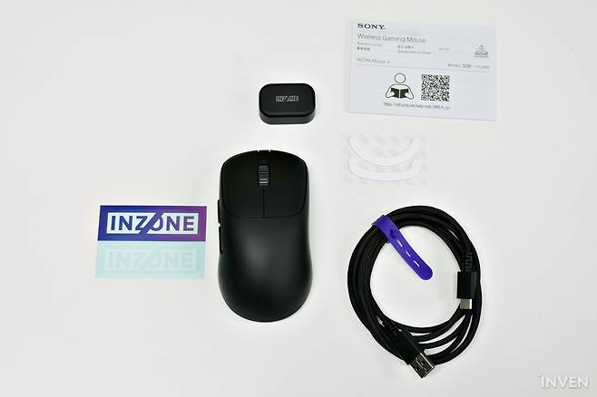 ▲ 구성품은 마우스 / 무선 송수신기(2.4GHz  / USB-C) / USB A-C 케이블 / 여분 마우스 피트 / 설명서 / 스티커