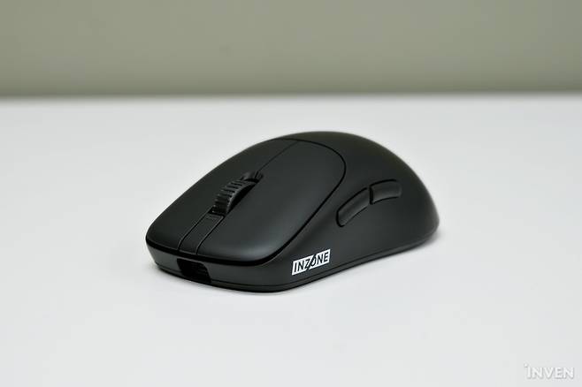 ▲ 사용자 기준 엄지와 검지 사이에서 인존 로고를 확인할 수 있다