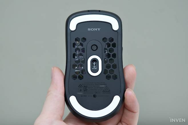 ▲ 재밌게도 하단 부분에 투명+허니콤 패턴을 통해서 마우스 내부를 살짝 볼 수 있게 설계했다