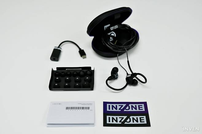 ▲ 제품 구성은 이어폰과 전용 케이스, USB C타입 젠더와 이어팁 8종, 사용 설명서와 인존 스티커