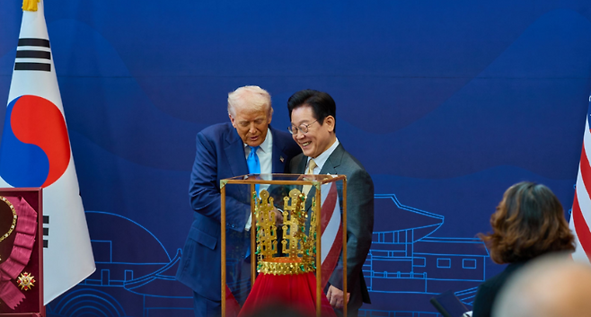 이재명 대통령이 29일 국립경주박물관에서 도널드 트럼프 미국 대통령에게 '천마총 금관 모형'을 선물한 이후 대화를 나누고 있다. (대통령실) 있다 [출처:중앙일보] https://www.joongang.co.kr/article/25377801