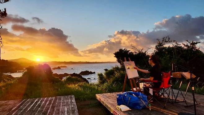 제주 대포 바닷가, 새벽의 빛을 그리는 작가. (작가 SNS)