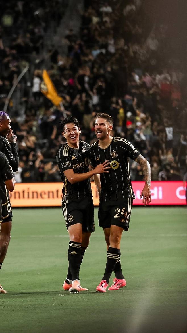 전반 상대 자책골 직후 팀 동료 홀링스헤드(오른쪽)와 기뻐하는 손흥민. [사진 LAFC SNS 캡처]