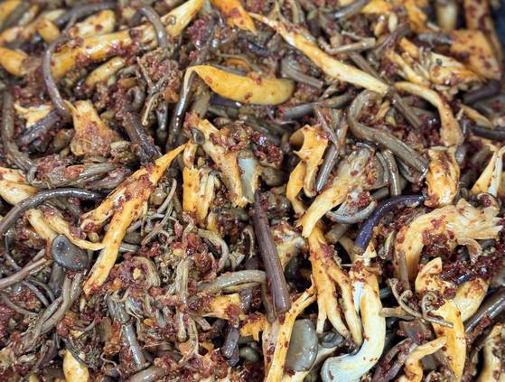 육개장을 만들 땐 고시리와 버섯은 미리 양념해 두는 게 좋다. 사진 이정웅