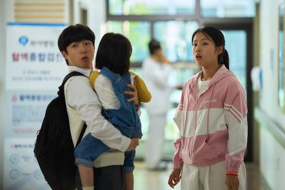 영화 '우리들'의 윤가은 감독이 6년 만에 세번째 장편영화 '세계의 주인'으로 돌아왔다. '세계의 주인'은 밝고 씩씩한 여자 고등학생 이주인이 전교생이 모두 동의한 서명에 이름적기를 거부하며 생기는 일을 그린 영화다. 사진 ㈜바른손이앤에이