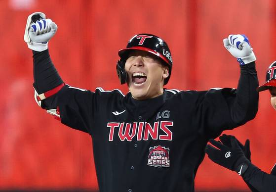 (대전=뉴스1) 김도우 기자 = 30일 대전 한화생명볼파크에서 열린 프로야구 2025 신한 SOL뱅크 KBO 포스트시즌 한국시리즈 4차전 LG 트윈스와 한화 이글스의 경기, 8회초 2사 1,2루 상황에서 LG 김현수가 적시타를 치고 기뻐하고 있다. 2025.10.30/뉴스1