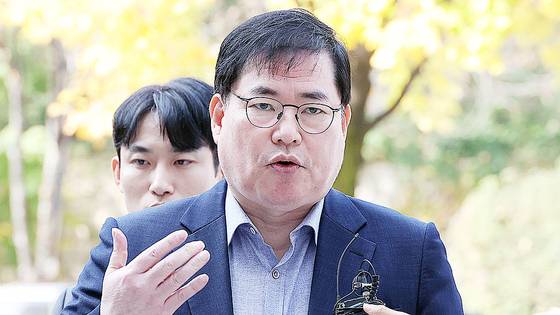 대장동 개발 비리 의혹으로 재판에 넘겨진 유동규 전 성남도시개발공사 기획본부장이 31일 서울 서초구 중앙지법에서 열린 1심 선고공판에 출석하며 입장을 밝히고 있다. 뉴스1