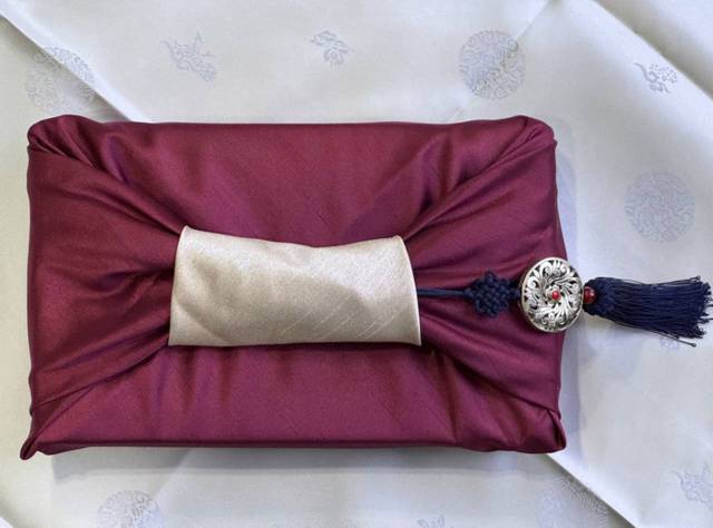 ▲ 대통령실은 이재명 대통령이 시진핑 중국 국가주석을 환영한다는 뜻으로 중국 대표단에 경주의 명물인 황남빵을 전달했다고 31일 밝혔다.   대통령실은 이재명 대통령이 모든 APEC 회원국 대표단에게도 황남빵을 선물할 것을 지시했다고 전했다. [대통령실 제공]