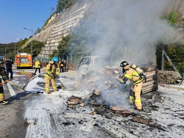 ▲ 31일 오후 1시 19분쯤 원주시 호저면 상봉삼거리 인근에서 1t 트럭이 불에 탔다. 강원소방본부 제공