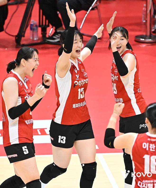 ▲ 프로여자배구 페퍼저축은행 AI페퍼스가 30일 광주 홈에서 열린 현대건설과의 1라운드 경기에서 기뻐하고 있는 모습 [KOVO]