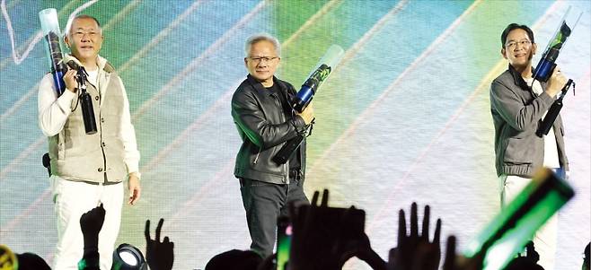 < 록스타 된 ‘AI 어벤저스’ > 젠슨 황 엔비디아 최고경영자(CEO·가운데)와 이재용 삼성전자 회장(오른쪽), 정의선 현대자동차그룹 회장이 30일 서울 삼성동 코엑스에서 열린 엔비디아 그래픽처리장치(GPU) ‘지포스’ 출시 25주년 행사에서 단상에 올라 포즈를 취하고 있다. 이들은 삼성동 깐부치킨에서 ‘치맥 회동’을 한 뒤 행사장으로 이동했다. /문경덕 기자