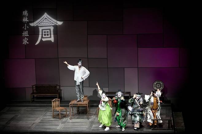 지난 25~26일 연극 '십이야'를 보러 베이징 중간극장을 찾은 관객들./사진=국립극단