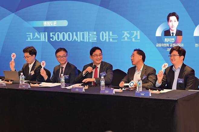"밸류업 약발은 떨어졌다?" 조윤남 코어16 대표(가운데)의 질문에 이남우 한국기업거버넌스포럼 회장(오른쪽 둘째)을 제외한 최치연 금융위원회
공정시장과장(왼쪽부터), 정우용 한국상장회사협의회 부회장, 이창환 얼라인파트너스자산운용 대표가 X 팻말을 들고 있다. 사진=한경매거진 이승재 기자