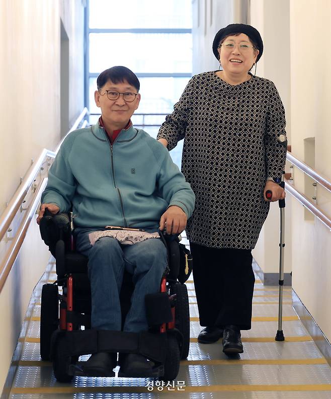 쉰 살 넘어 장애인이 되고 또 예술을 통해 작가로 새로운 삶을 살고 있는 이병륜 문정연 부부. 서성일 선임기자