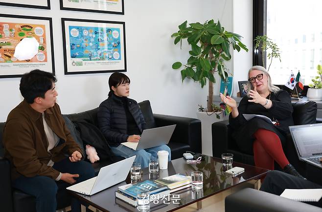 미쉘 윈트럽 주한 아일랜드대사가 29일 서울 종로구 주한 아일랜드대사관에서 경향신문기자들과 인터뷰하고 있다. 정지윤 선임기자