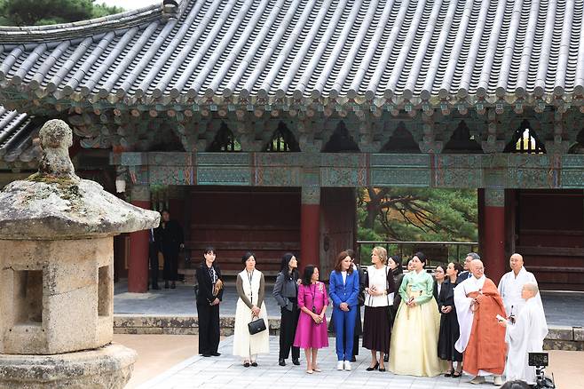 김혜경 여사가 31일 경주 불국사에서 열린 2025 아시아태평양경제협력체(APEC) 정상회의 배우자 친교 행사에 참석해 각국 정상 배우자들과 대웅전 앞 석등을 둘러보고 있다.  APEC 2025 KOREA