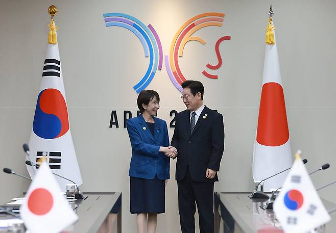 경주에서 만난 한일 정상    (경주=연합뉴스) 김도훈 기자 = 이재명 대통령과 다카이치 사나에 일본 총리가 30일 경북 경주 APEC 정상회의장에서 정상회담에 앞서 악수하고 있다. 2025.10.30 [대통령실통신사진기자단]    superdoo82@yna.co.kr(끝)<저작권자(c) 연합뉴스, 무단 전재-재배포, AI 학습 및 활용 금지>