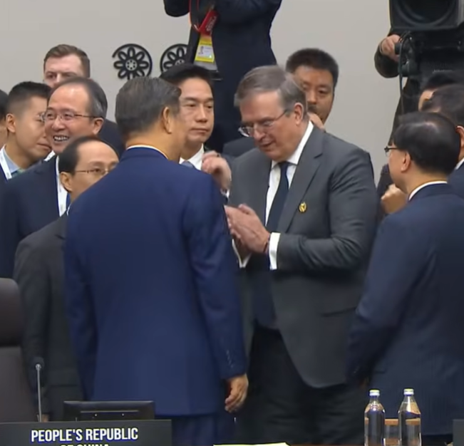시진핑 중국 국가주석과 마르셀로 에브라르드 멕시코 경제부 장관이 31일 경주 APEC 정상회의장에서 인사를 나누고 있다. KTV이매진 유튜브 캡처